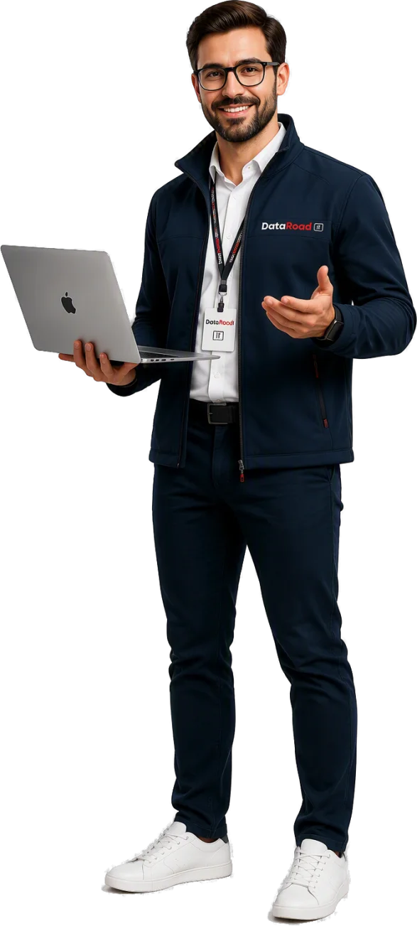 Hombre sonriente con una chaqueta oscura sosteniendo una computadora portátil y gesticulando mientras presenta. (Presentador tecnológico profesional)